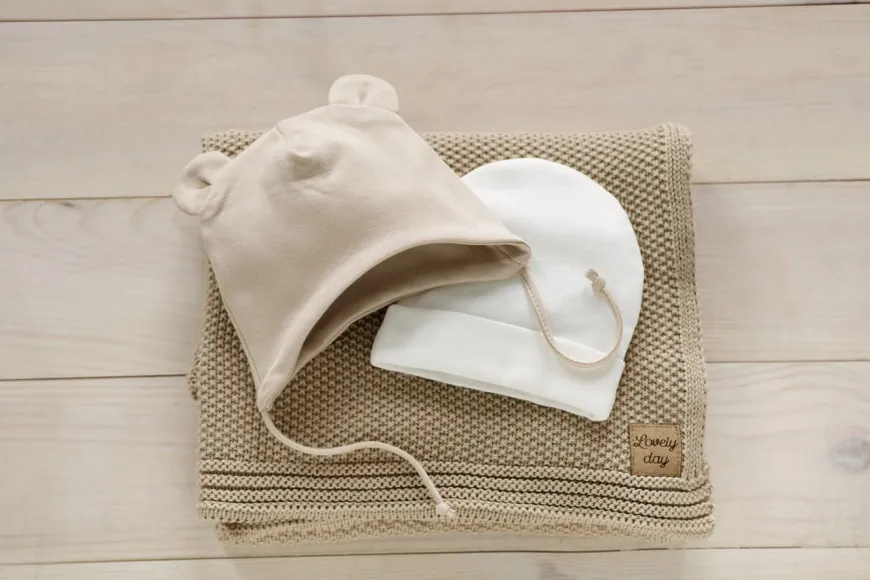 Czapka bawełniana dla niemowląt wiazana pod szyją z uszami misia Beige - Lovely Day | Pinokio