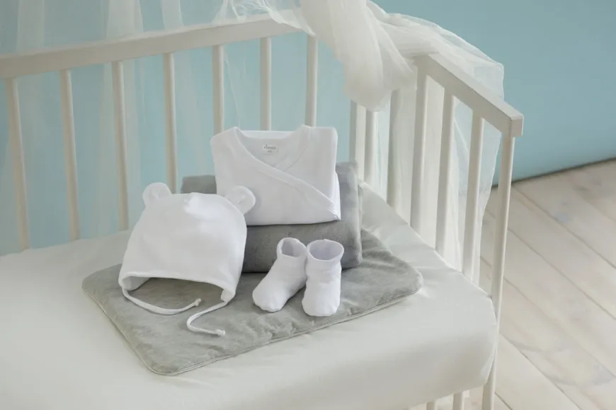 Czapka bawełniana dla niemowląt wiązana pod szyją z uszami misia White - Lovely Day | Pinokio