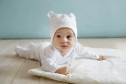 Czapka bawełniana dla niemowląt wiązana pod szyją z uszami misia White - Lovely Day | Pinokio