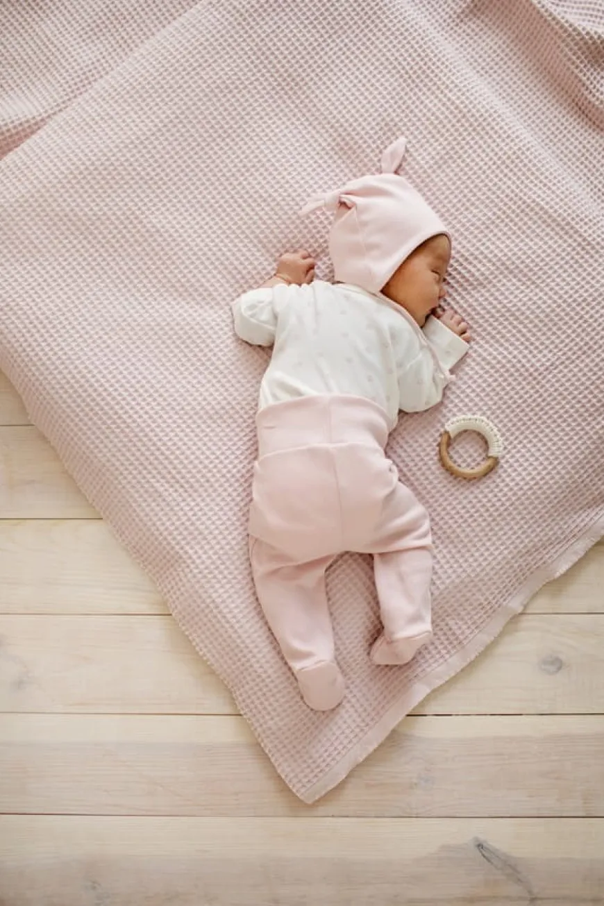 Czapka bawełniana dla niemowląt wiązana pod szyją z uszami misia Rose - Lovely Day | Pinokio