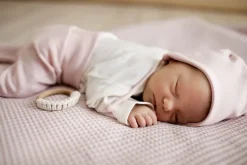 Czapka bawełniana dla niemowląt wiązana pod szyją z uszami misia Rose - Lovely Day | Pinokio