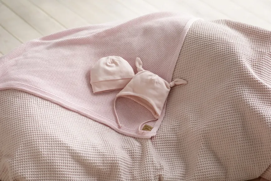 Czapka bawełniana dla niemowląt wiązana pod szyją z uszami misia Rose - Lovely Day | Pinokio