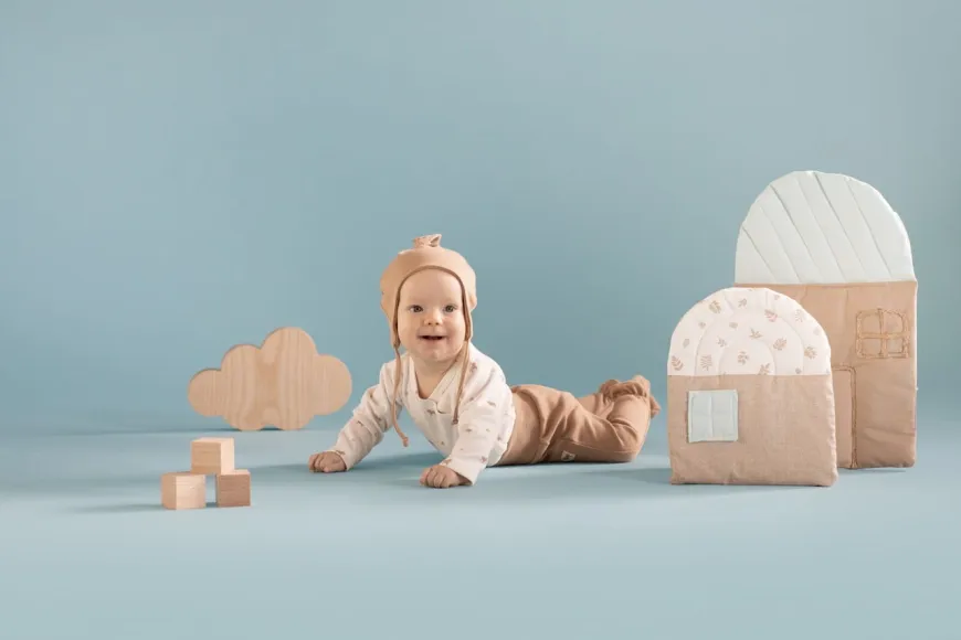 Czapka niemowlęca z supełkiem wiązana pod szyją Brąz Wooden Ponny | Pinokio