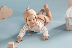 Czapka niemowlęca z supełkiem wiązana pod szyją Brąz Wooden Ponny | Pinokio