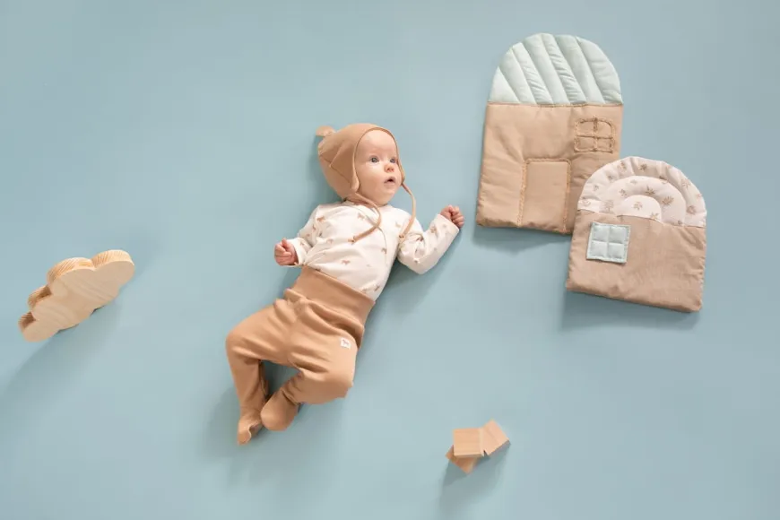 Czapka niemowlęca z supełkiem wiązana pod szyją Brąz Wooden Ponny | Pinokio