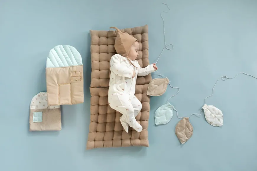 Czapka niemowlęca z supełkiem wiązana pod szyją Brąz Wooden Ponny | Pinokio