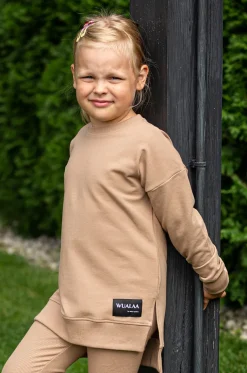 Długa bluza dla dzieci z dłuższym tyłem Little Ana/Kawa - Wualaa by dolce sonno