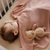 Kocyk niemowlęcy z włókna bambusowego 75x100 cm - Różowy | Babyono  1673/01