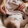 Kocyk niemowlęcy z włókna bambusowego 75x100 cm - beżowy | Babyono  1674/03