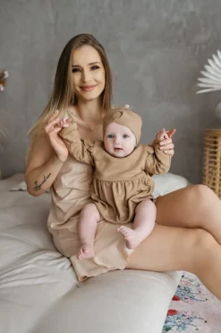 Szeroka opaska przeplatana dla dzieci i niemowląt Kalinka/Kawa -  Dolce Sonno