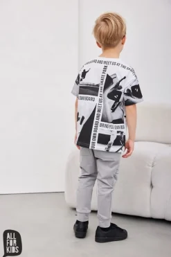 T-shirt chłopięcy z motywem skate parku - idealny dla miłośników deskorolek - All for Kids